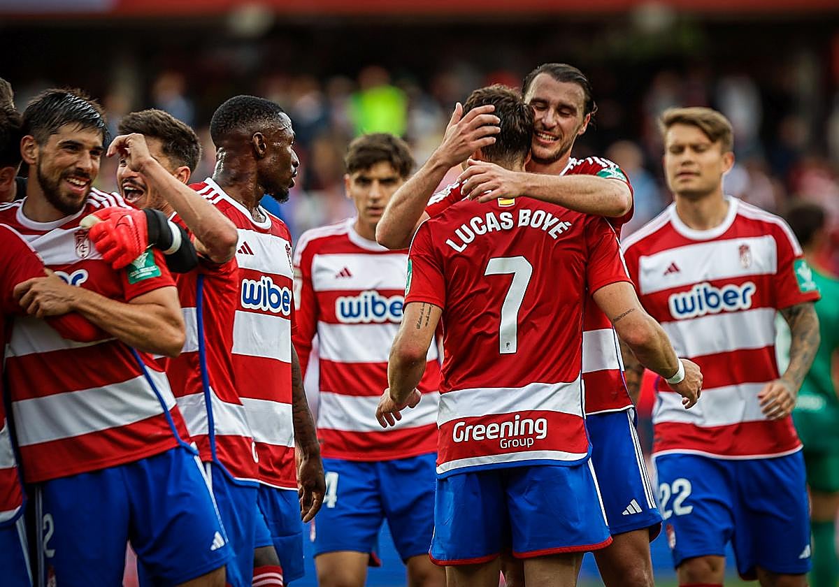 Ignasi Miquel abraza a Lucas Boyé, en medio de la celebración generalizada de los futbolistas del Granada.