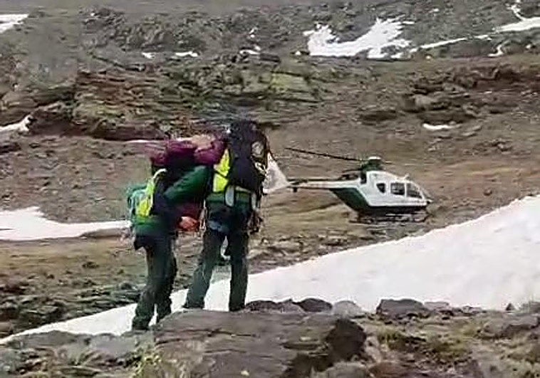 Rescate de una mujer en los Lavaderos de la Reina.