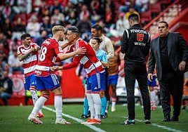 Sandoval observa mientras sale Callejón.