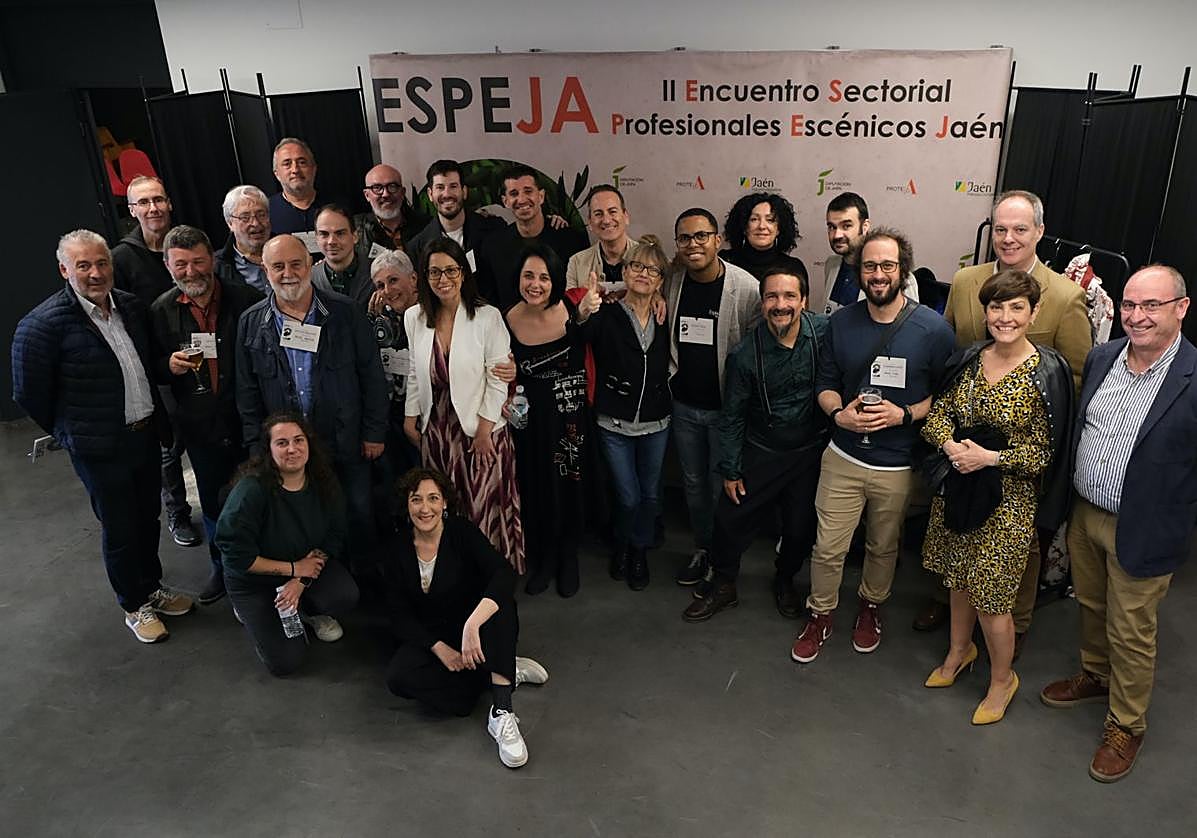 Foto de grupo de participantes en el II encuentro del sector de las Artes Escénicas.