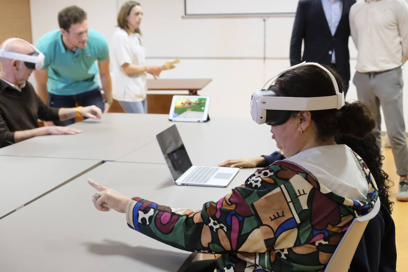 Pacientes de ictus prueban el software Reset RV con gafas de realidad virtual.