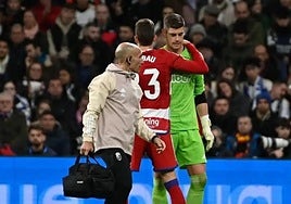 Raúl, tras su lesión en el Bernabéu.