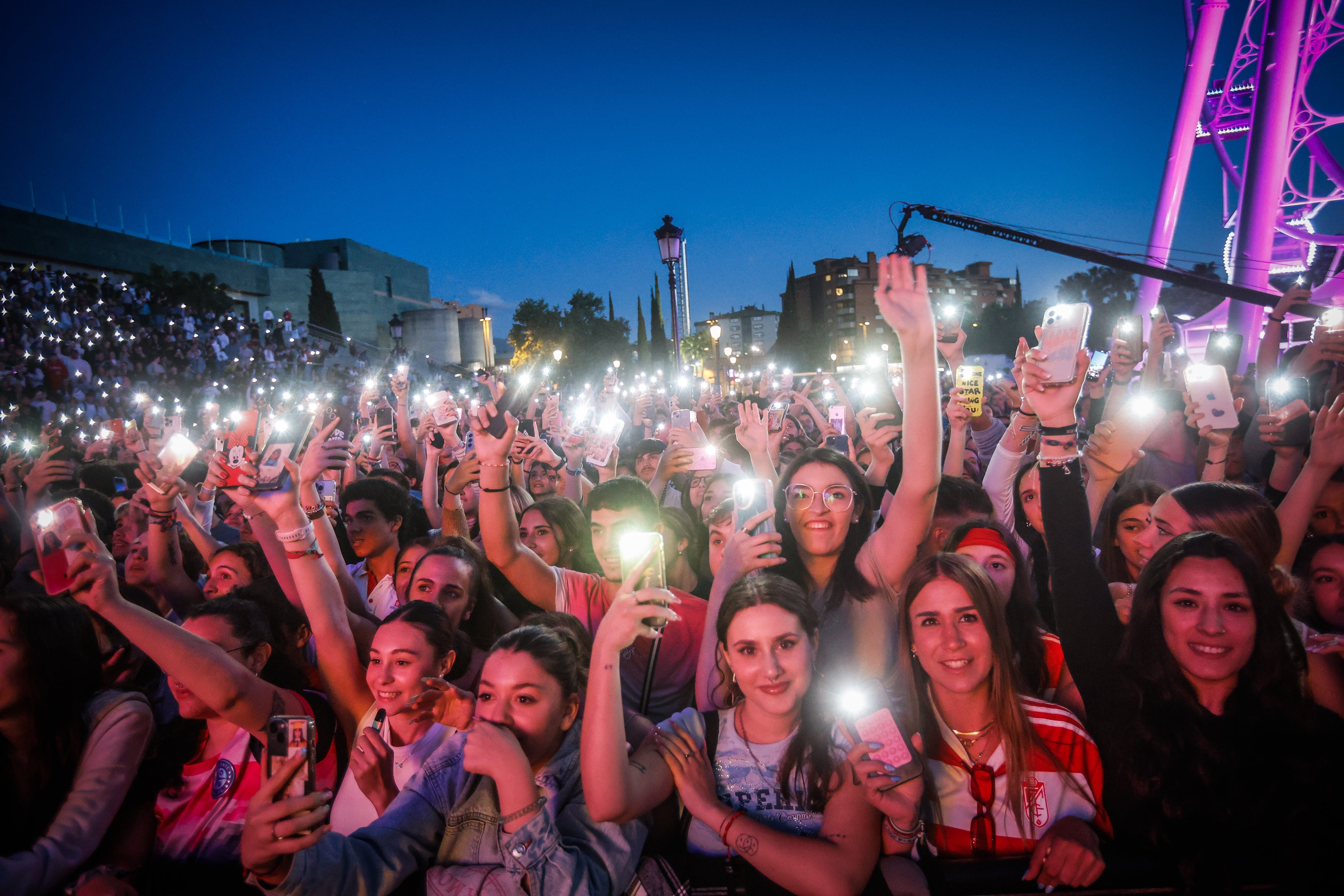 Imagen secundaria 1 - Los fans de Saiko durante la presentación de 'Sakura'.