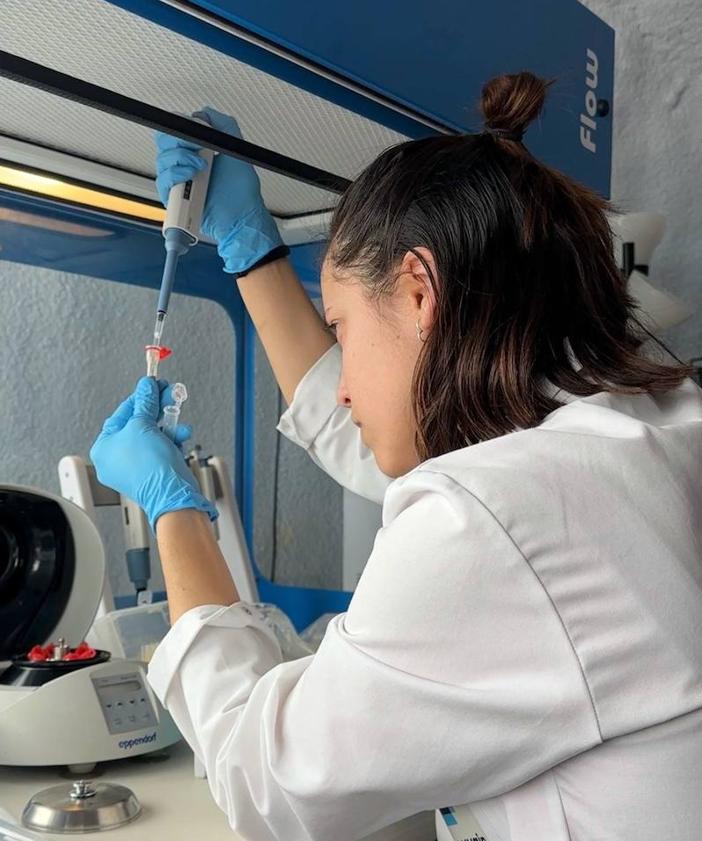 Imagen secundaria 2 - El Rover, la comida liofilizada y Alba, trabajando en el laboratorio. 