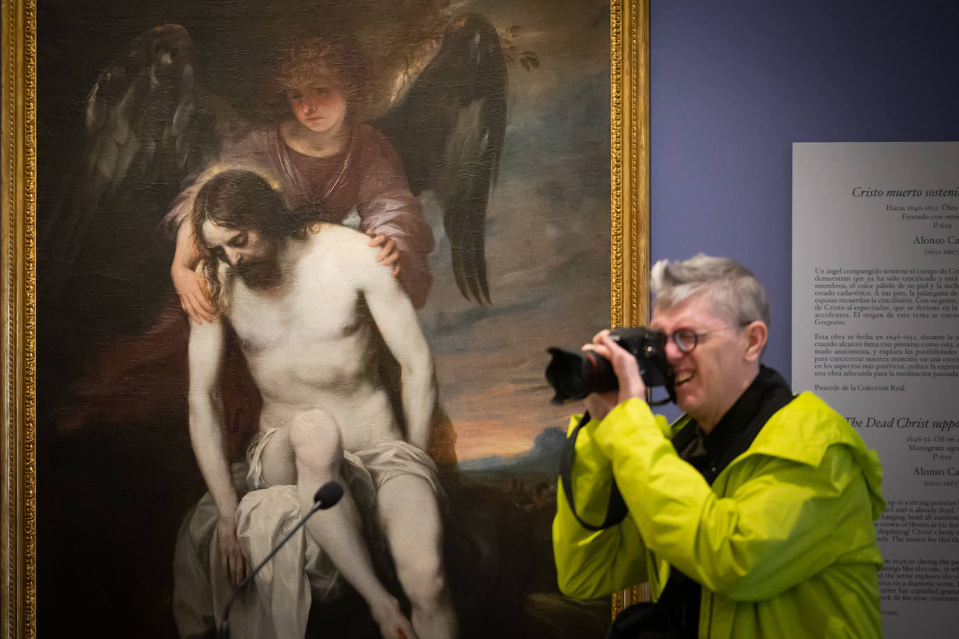 Fotógrafo delante de la obra prestada por el Prado, 'Cristo muerto sostenido por un ángel'.