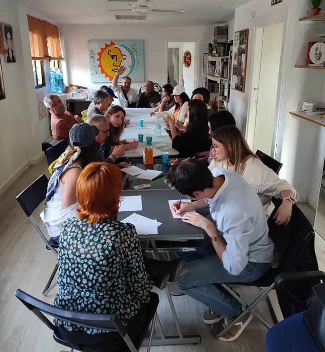 Miembros de Granabip participan en uno de los talleres en el local de la asociación.