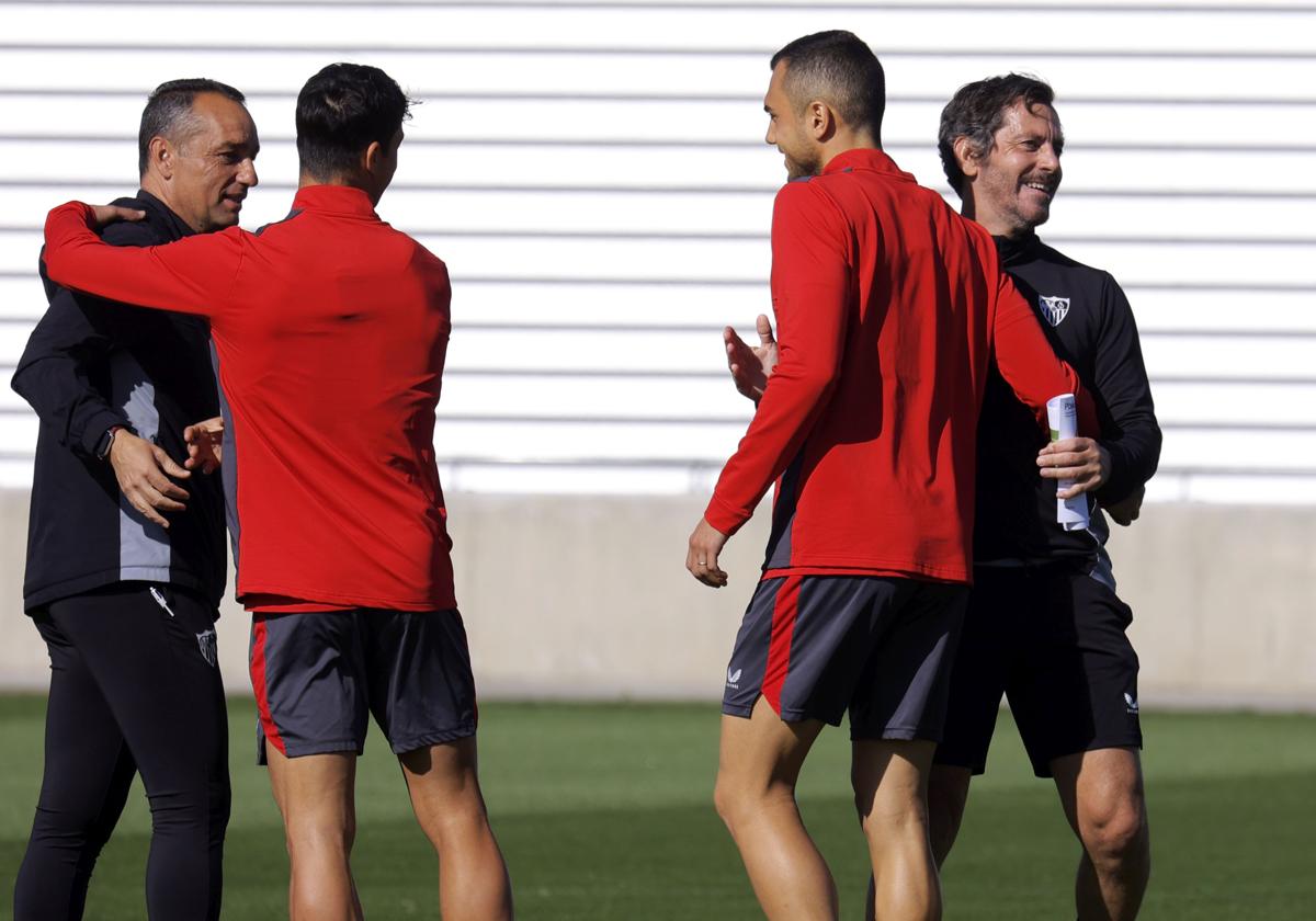 José Luis Oltra, a la izquierda, abrazado durante un entreno, junto al técnico Quique Flores.