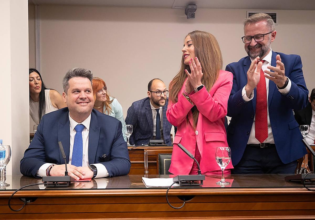 El alcalde de Maracena, Carlos Porcel, recibe el aplauso de sus concejales el día de su investidura.