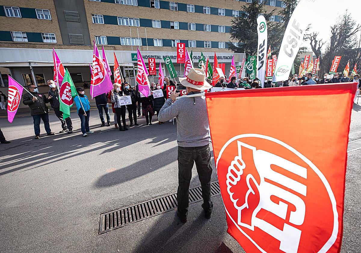 Los miembros de UGT se concentran en Granada.