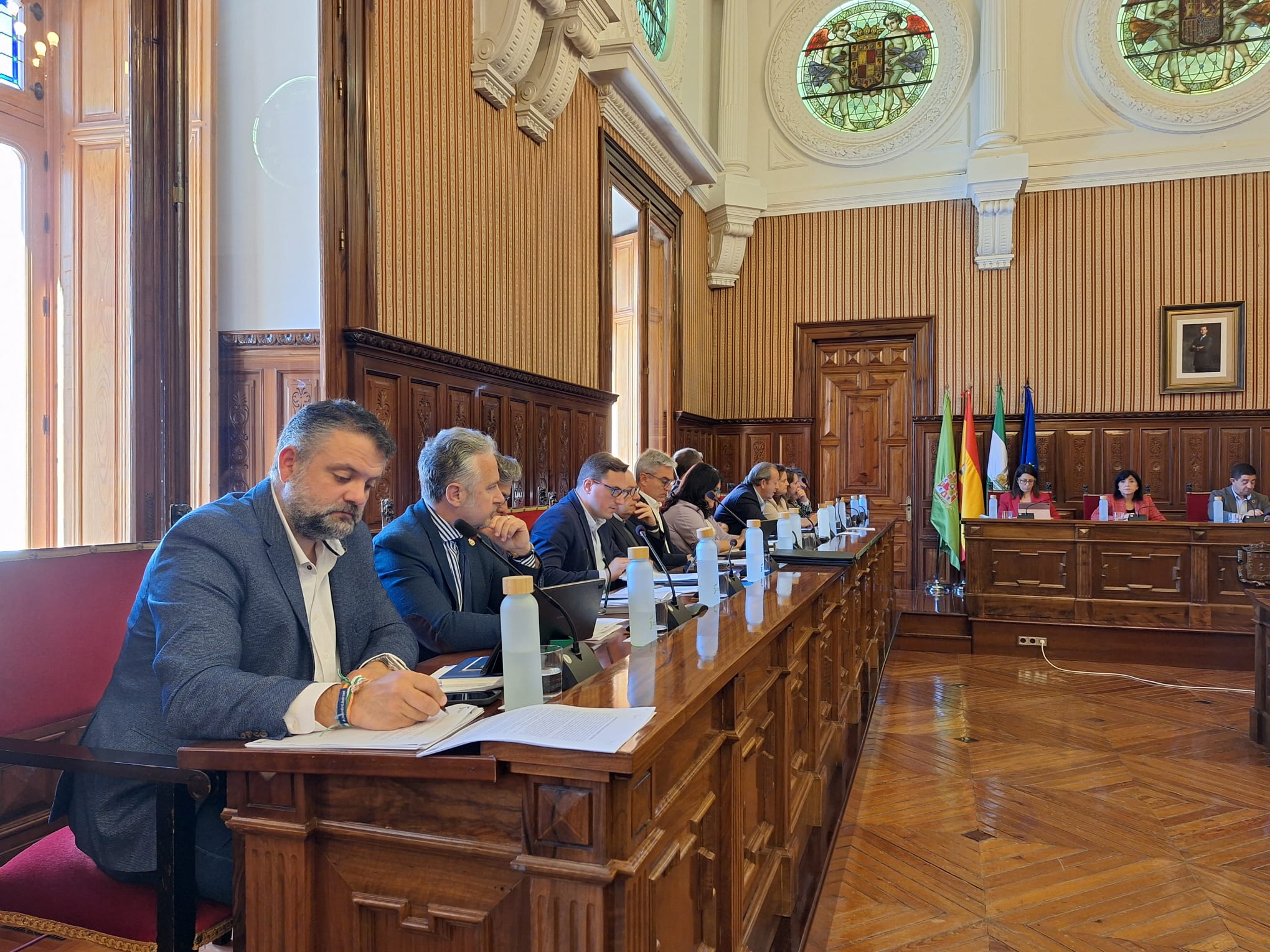 Bancada popular en el salón de plenos de la Diputación.