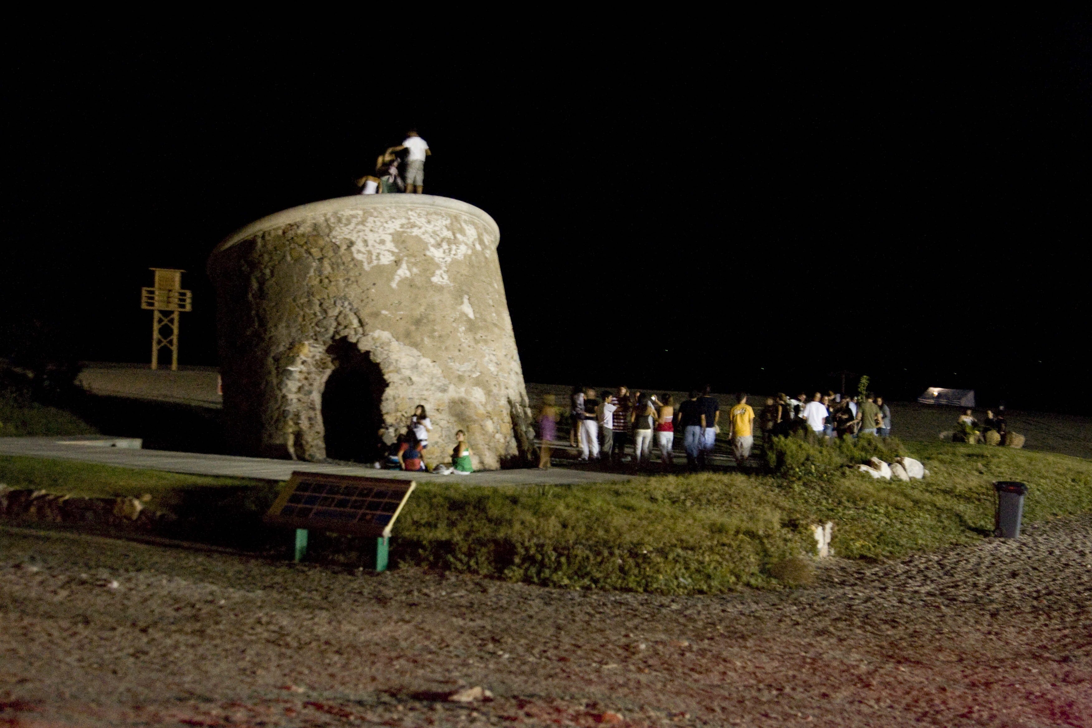 Jóvenes se divierten en una noche de verano en la playa de Calahonda-