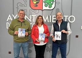 La concejala Ana M. Expósito, entre el alcalde pedáneo, José Miguel Caño, y el hermano mayor, José García.