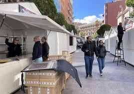 Últimos retoques en las casetas de la Feria del Libro en Roldán y Marín, este jueves.