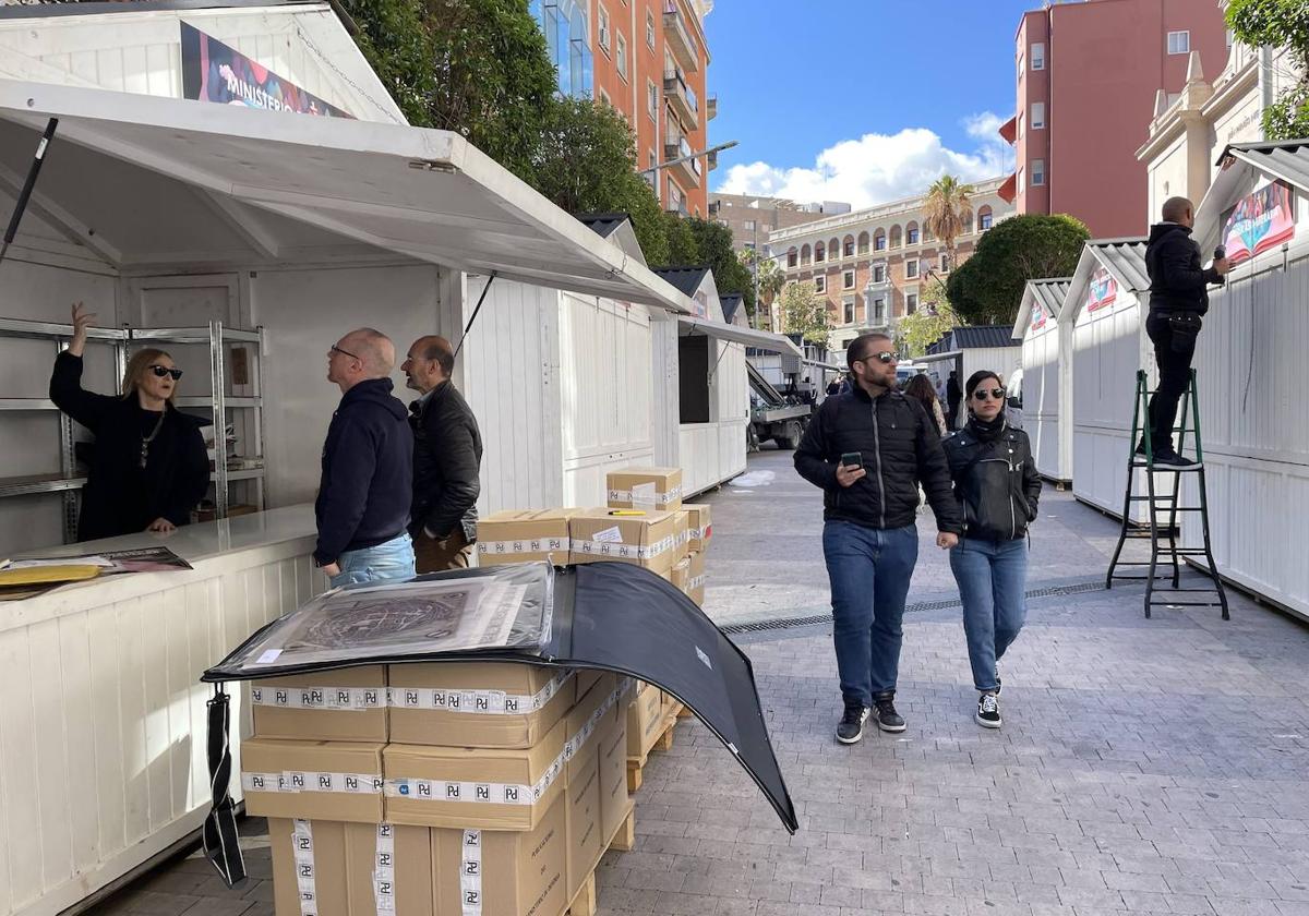 Últimos retoques en las casetas de la Feria del Libro en Roldán y Marín, este jueves.