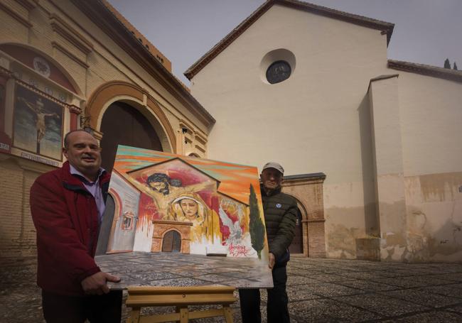 Carlos Prieto y su padre, ambos vecinos del barrio del Realejo, muestran el cuadro de El Niño de las Pinturas.