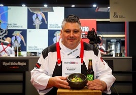 Miguel Molina con su plato de tendones de vaca Pajuna y quisquilla de Motril.