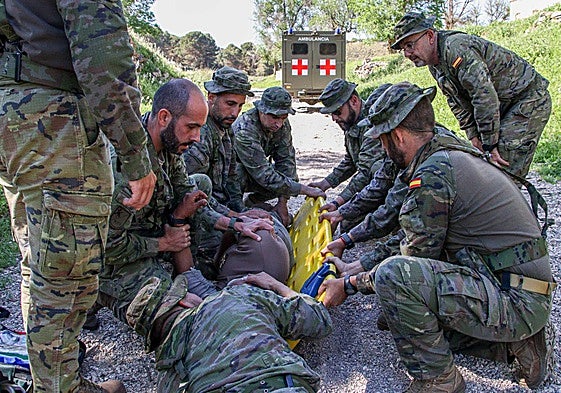 Legionarios en mitad de una maniobra de salvamento en la localidad de Padul.