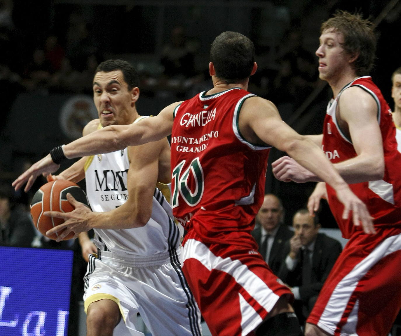 Pablo Prigioni, base del Real Madrid, supera a Nico Gianella y Joe Ingles en el duelo en Vistalegre de 2009 contra el extinto CB Granada.