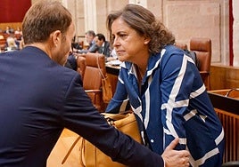 Erik Domínguez y la consejera de Salud, en el Parlamento andaluz.