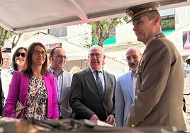 El delegado de la Junta (centro) y la vicepresidenta de la Diputación, en la Feria del Libro de Jaén.