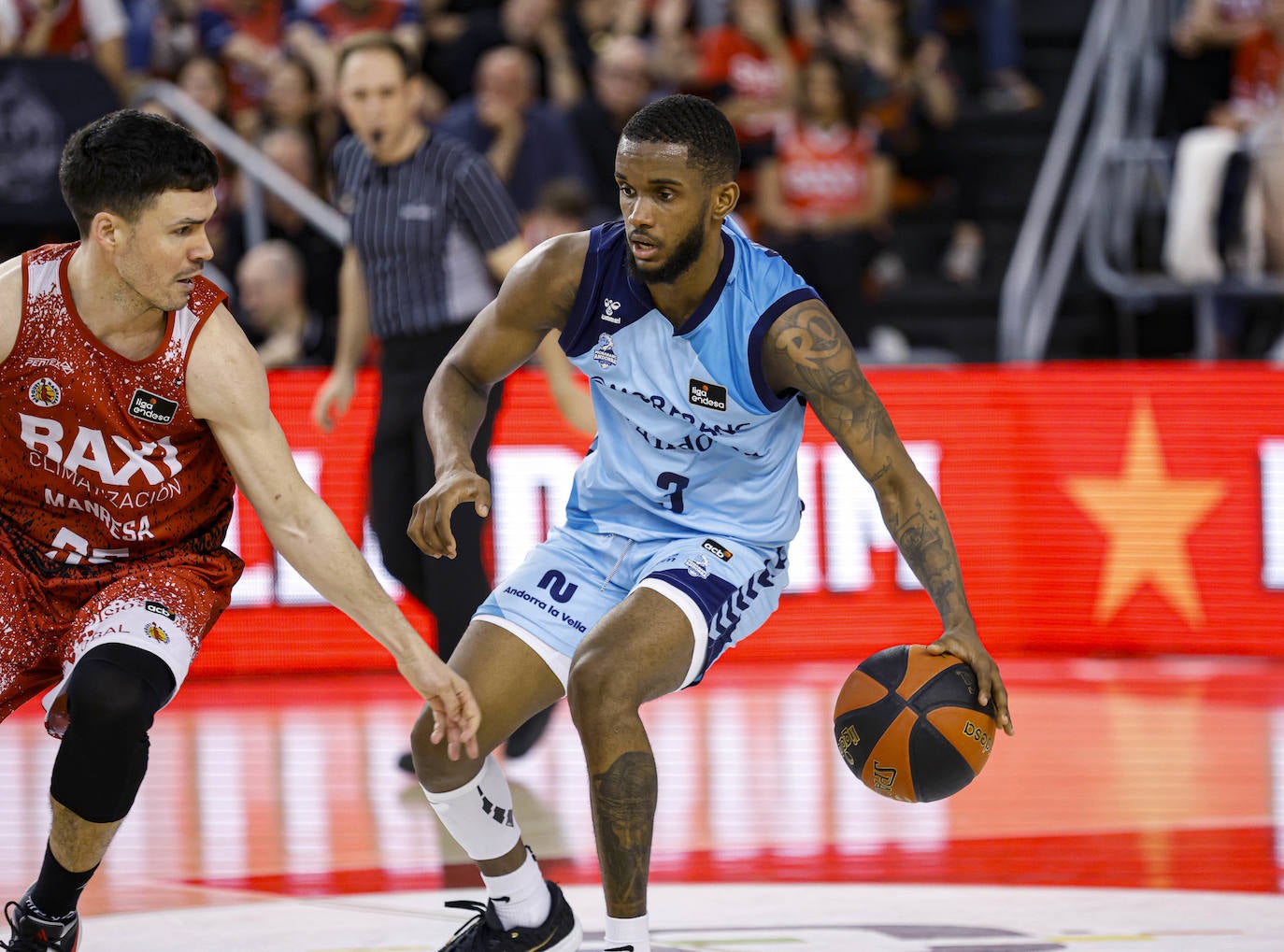 Jean Montero bota ante Dani Pérez en el partido del Andorra contra el Manresa.