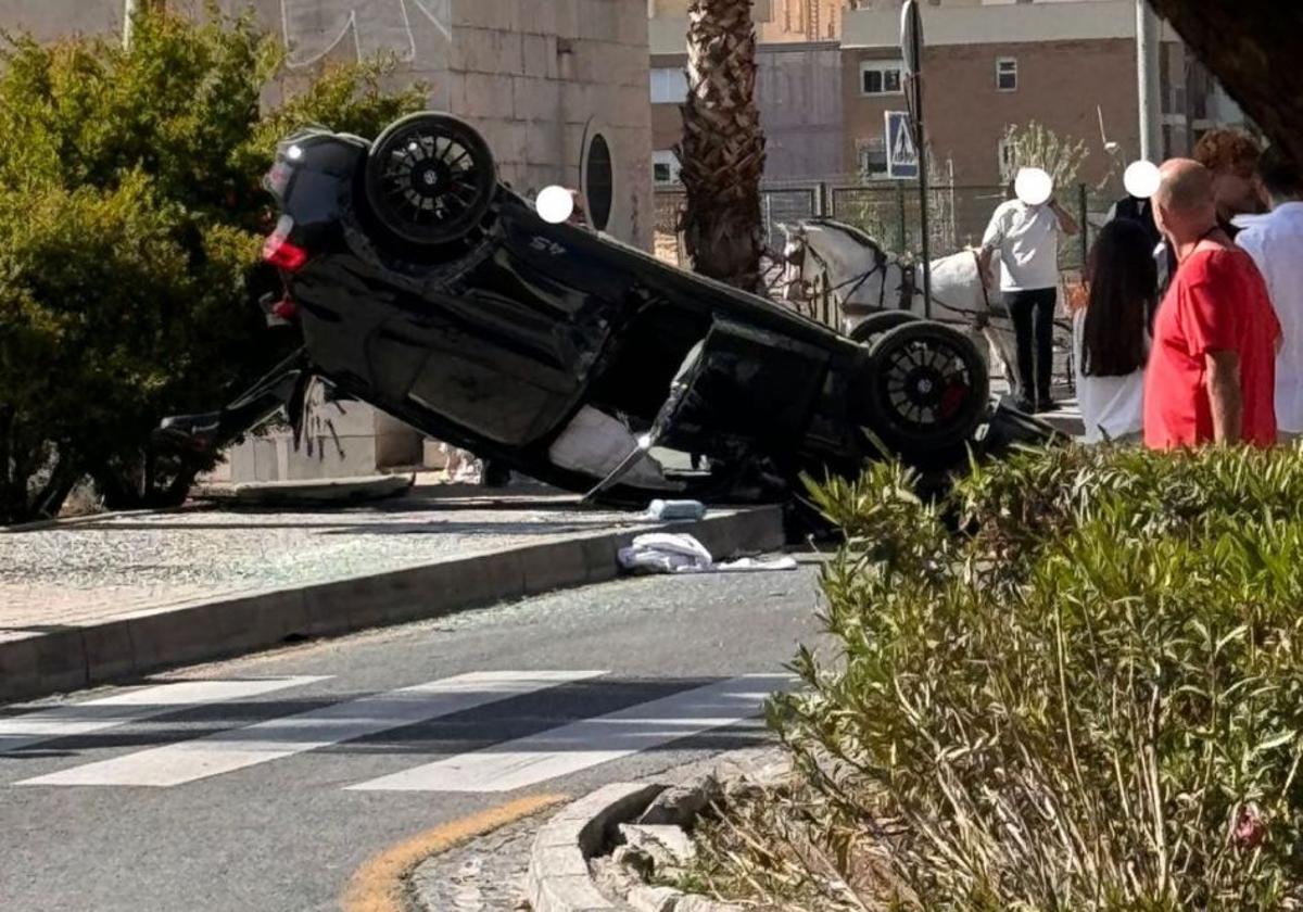 Coche volcado en Beiro.