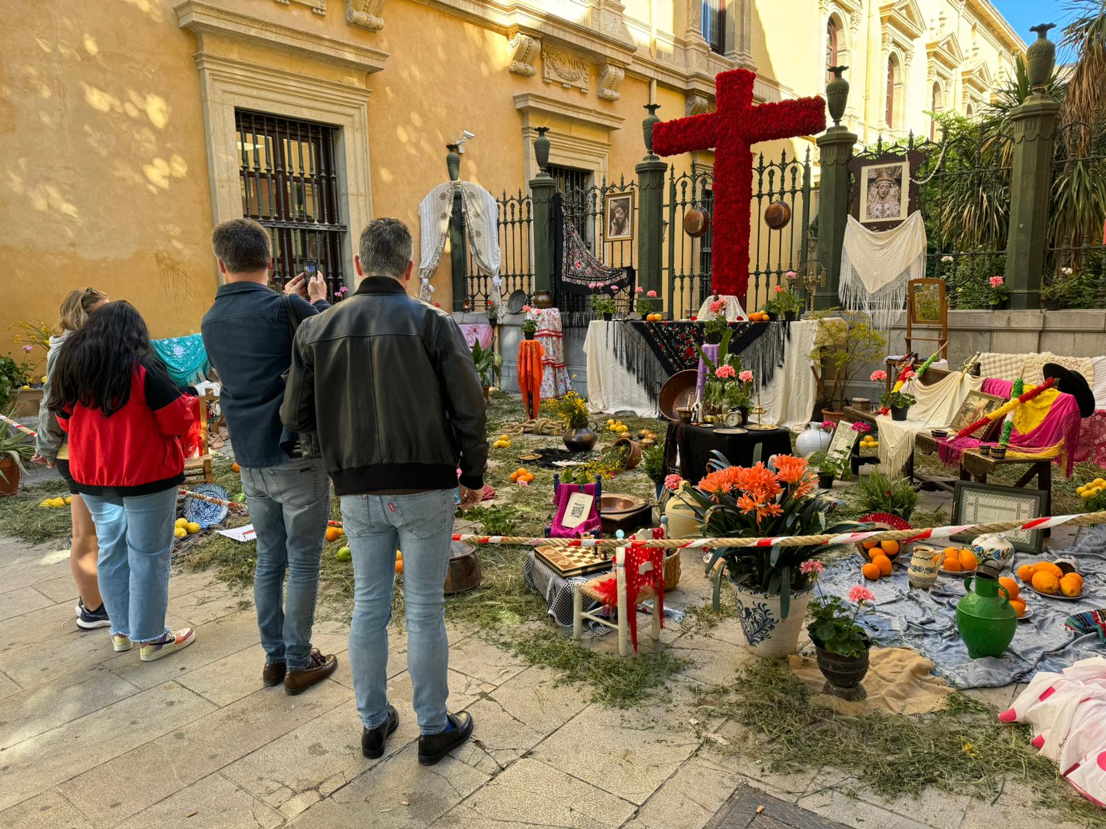 Las cruces en las calles, patios y escaparates de Granada