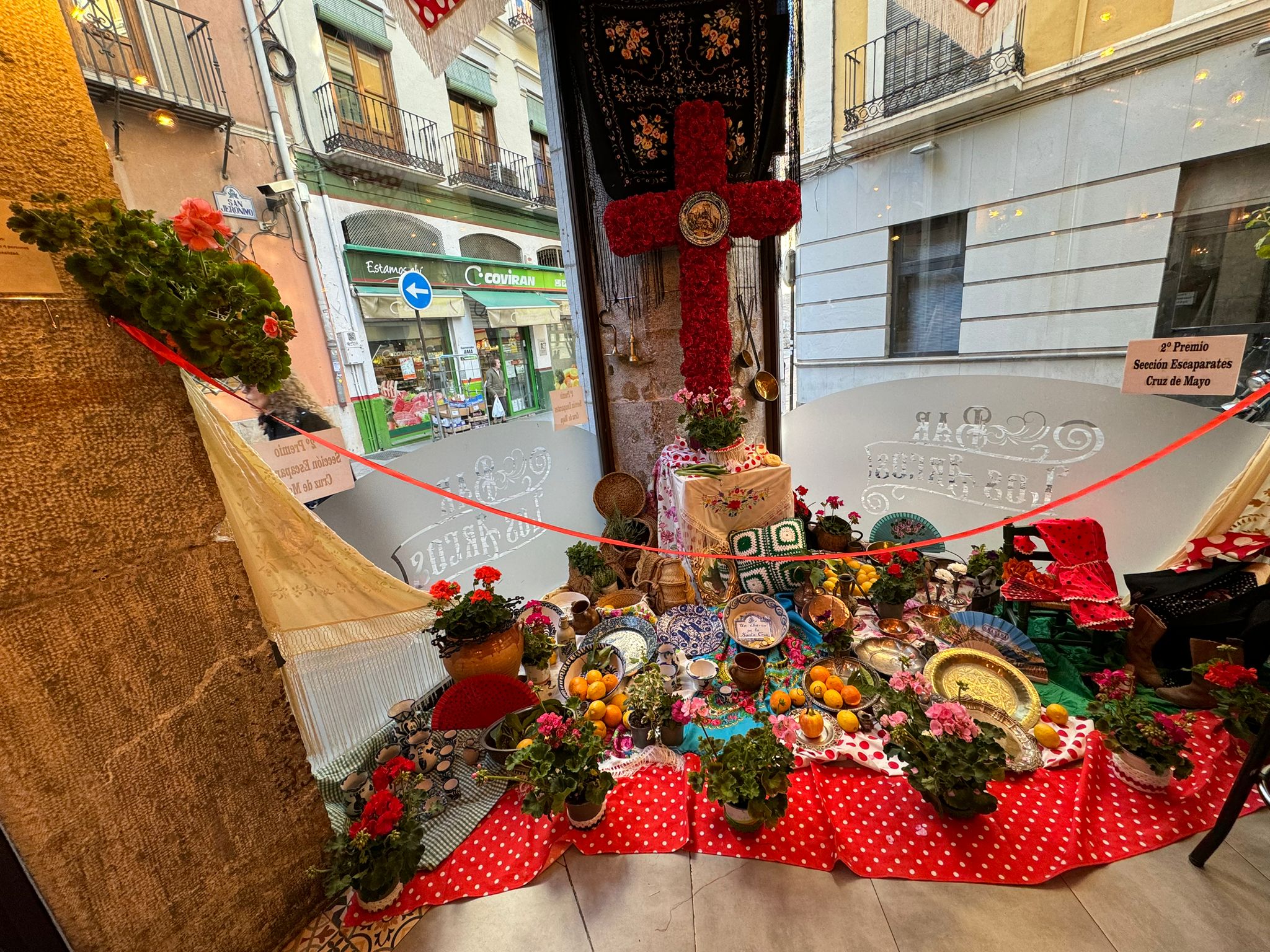 Las cruces en las calles, patios y escaparates de Granada