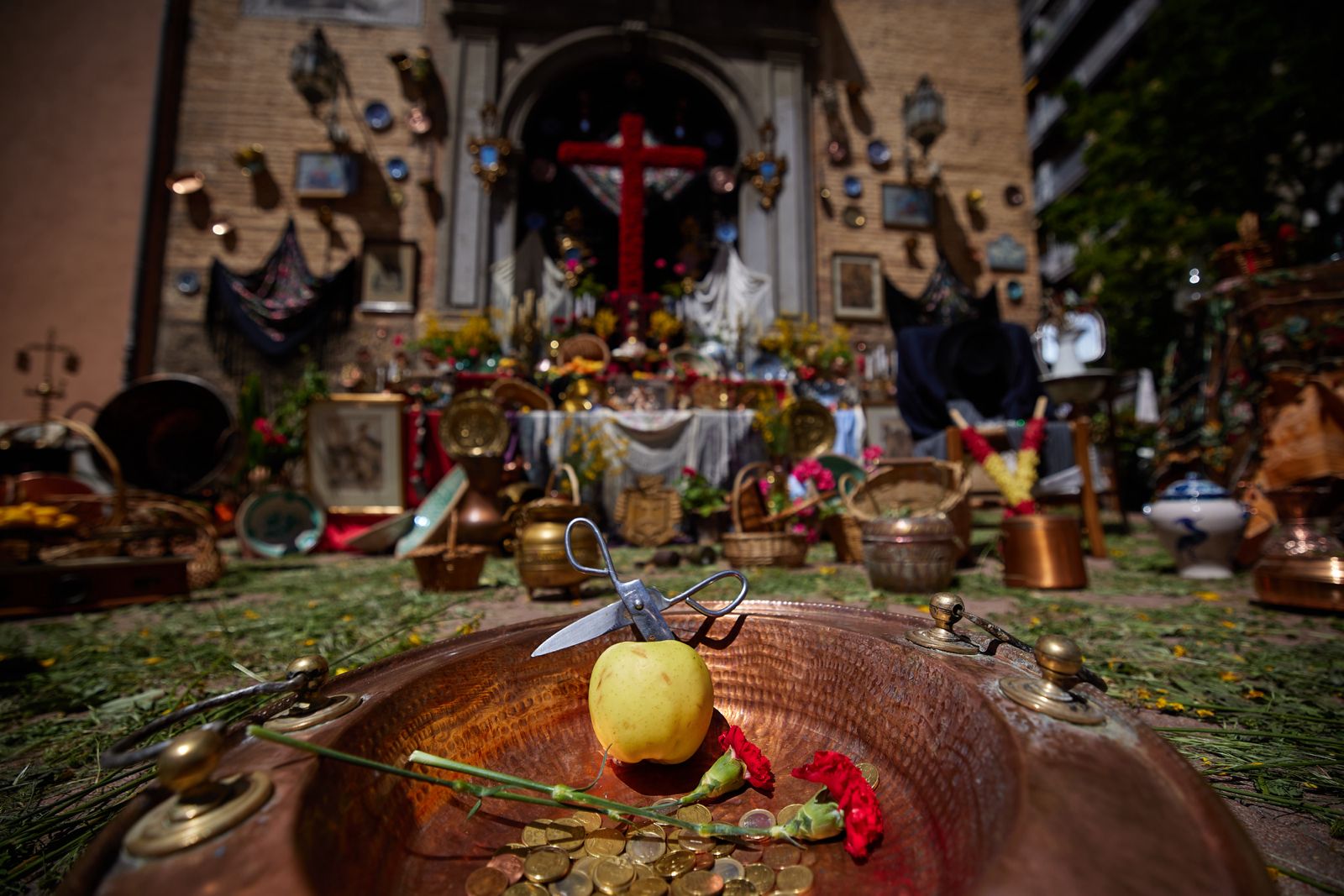 Las cruces en las calles, patios y escaparates de Granada