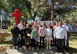 Rodríguez visita la Cruz de los Centros Sociales de Diputación, hecha por sus propios usuarios