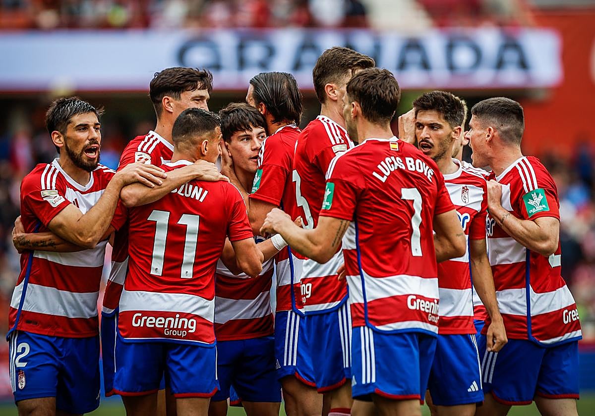 Los futbolistas del Granada celebran uno de sus goles a Osasuna.
