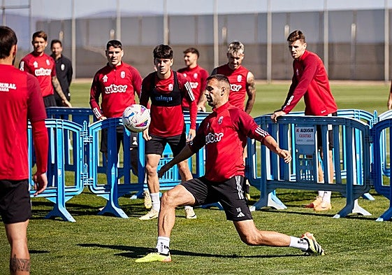 Víctor Díaz, durante el ejercicio de 'futvoley' durante el calentamiento.