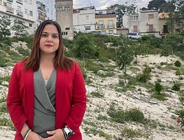 La concejala Angeles Díaz, delante de los terrenos de la Ronda Sur donde iba 17 viviendas públicas.