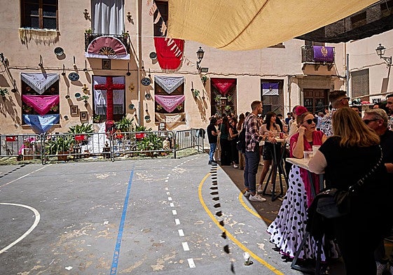 El colegio mayor San Bartolomé cobija a los granadinos bajo sus toldos en la segunda jornada de Cruces.