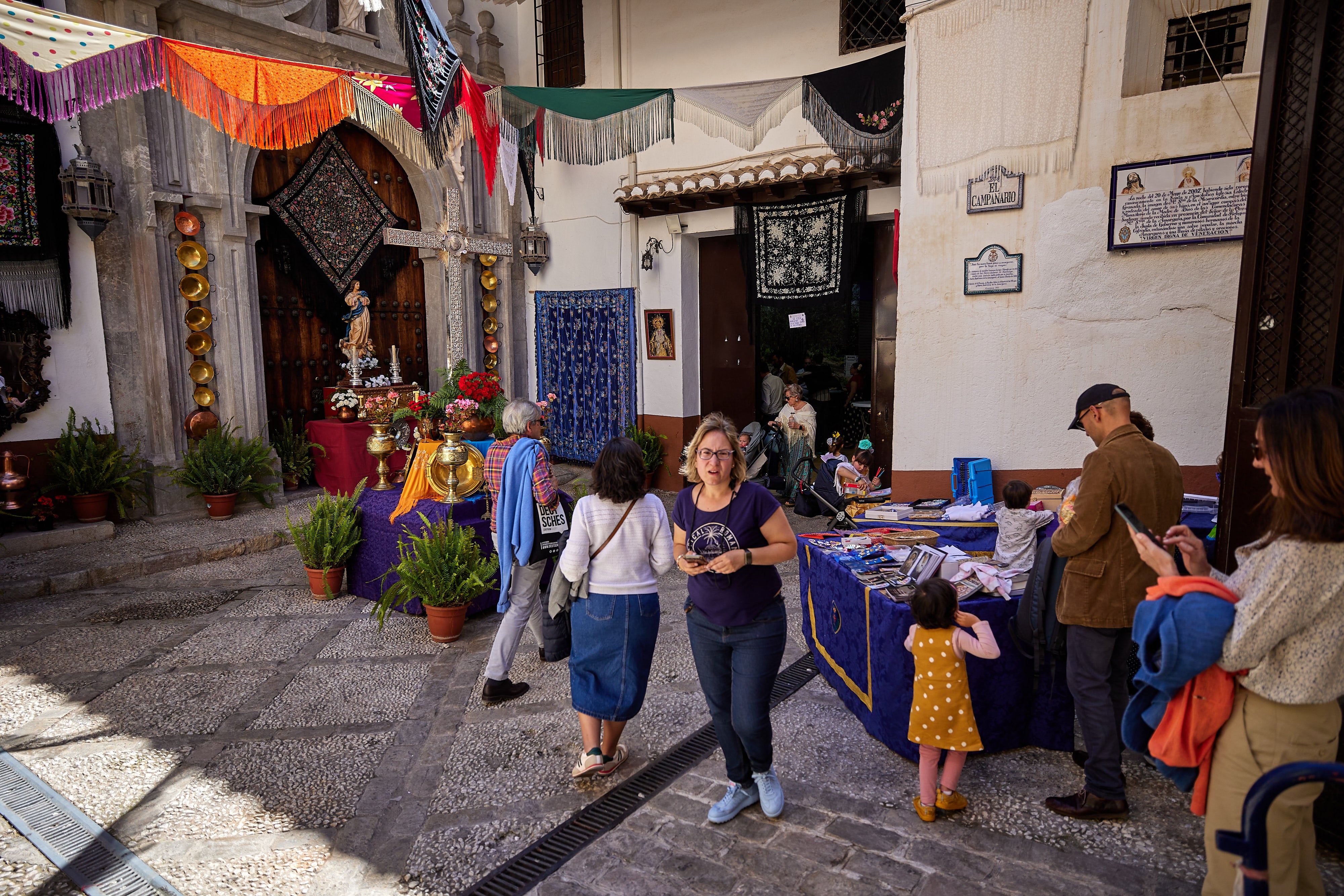 El sábado de cruces en Granada, en imágenes