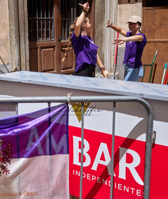 Imagen secundaria 2 - Fiesta con mucho baile bajo el sol de las Cruces de mayo en Granada.