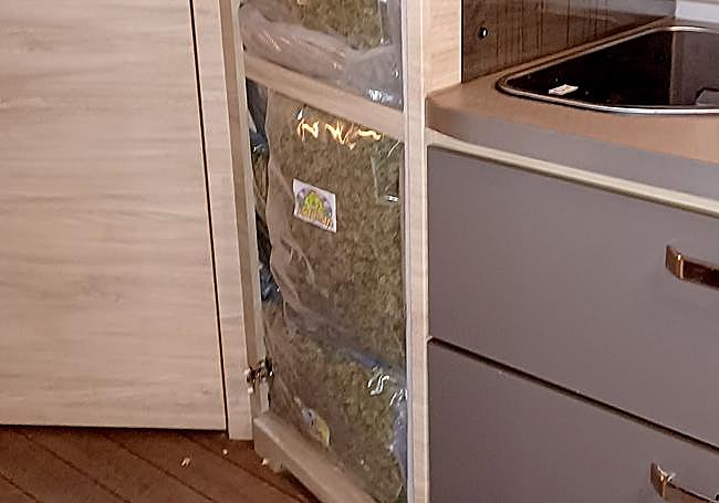 Mercancía oculta en un armario y camuflado tras un espejo.