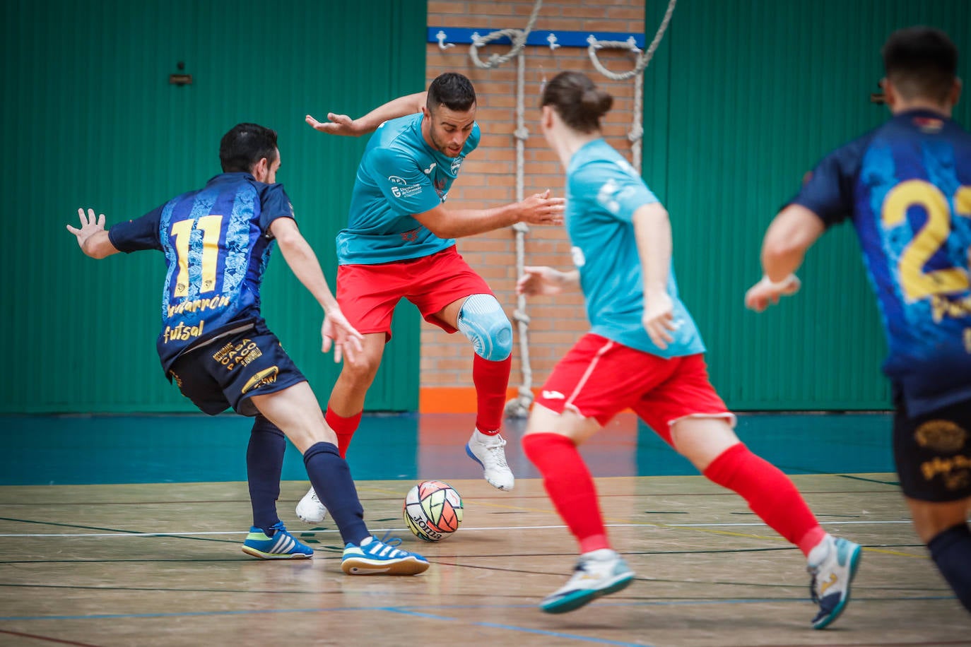 Un jugador del Sima Granada conduce el balón.