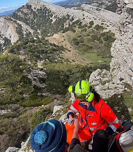 Marian, médica del 061, atendiendo a Daniela, la accidentada.