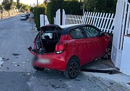 El coche siniestrado empotrado contra una vivienda en Ogíjares