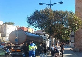Camión cisterna que lleva agua potable a los afectados.