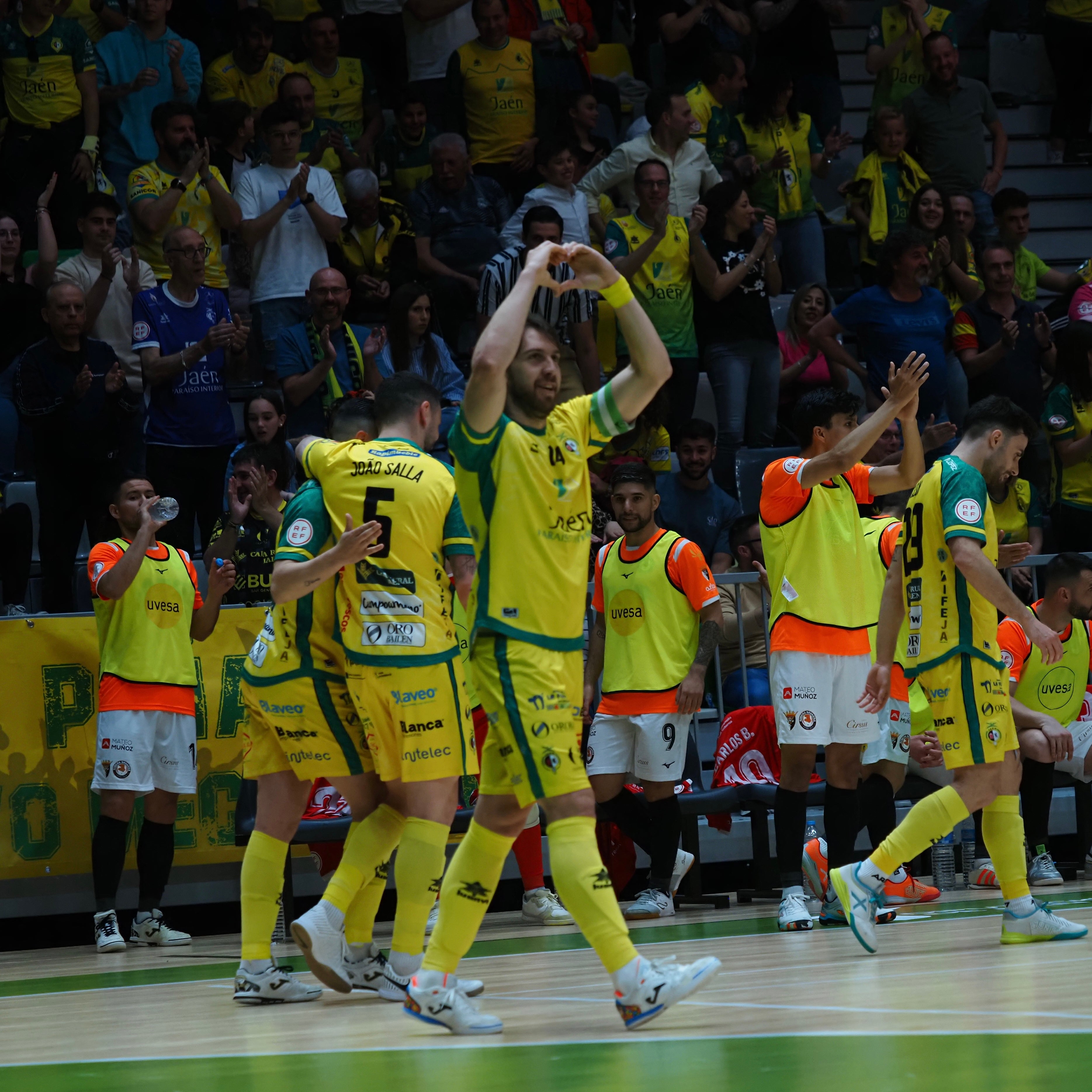 Alegría de los jugadores del Jaén FS al finalizar el partido.