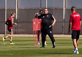 José Ramón Sandoval dirige a sus futbolistas durante el último entrenamiento del Granada.