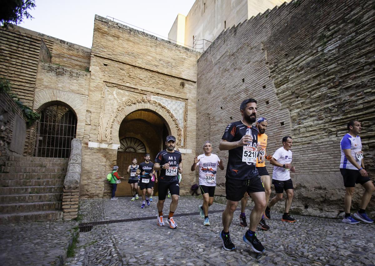 Imagen secundaria 1 - Los participantes, por el entorno de la Alhambra y el Generalife.