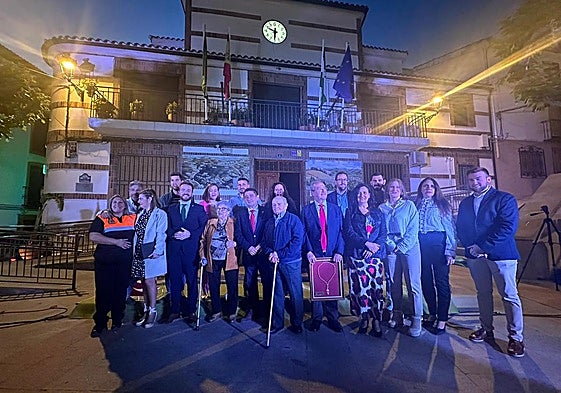 Foto de familia de los galardonados con representantes políticos.