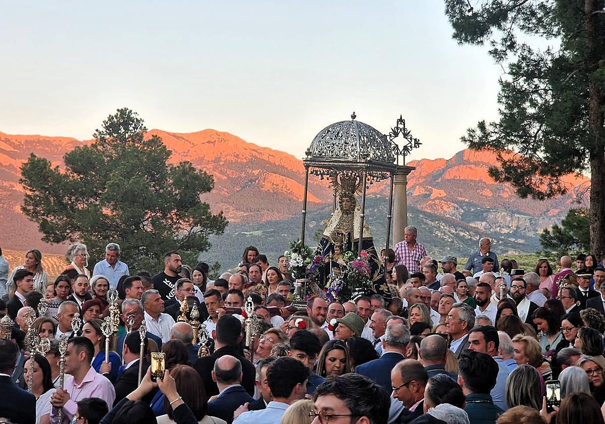 Imagen principal - Un manto de pétalos da la bienvenida a la Virgen de Tíscar en Quesada