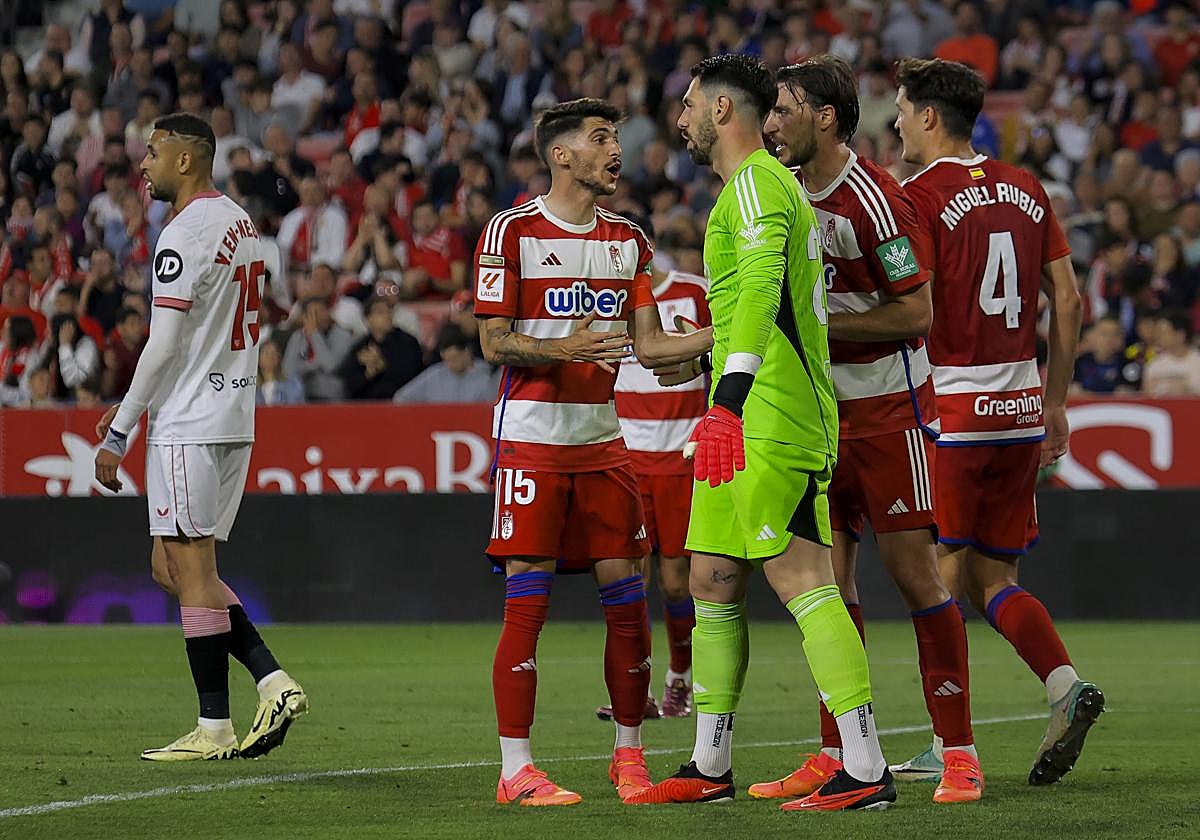 Carlos Neva dialoga con sus compañeros en el Pizjuán.