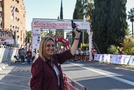 Marifrán Carazo, alcaldesa de Granada, da el pistoletazo de salida a la media maratón