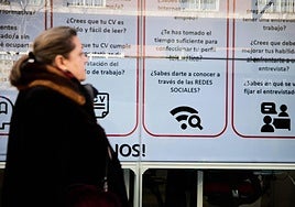 Una mujer pasa por una oficina del SEPE, en una imagen de archivo.