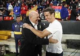 Pepe Mel e Iñigo Pérez se saludan antes del comienzo del partido.
